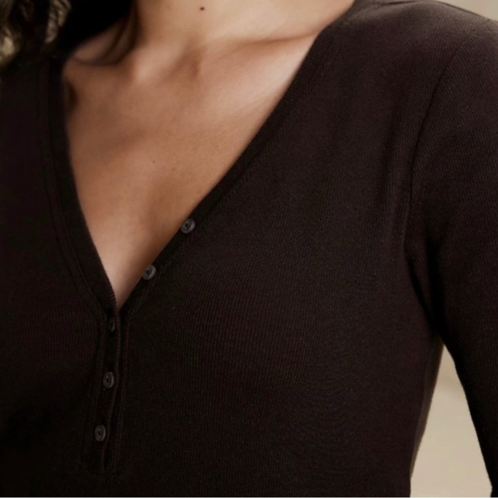 Banana Republic Factory Brown V-Neck Buttoned Elbow-Sleeve Top XS